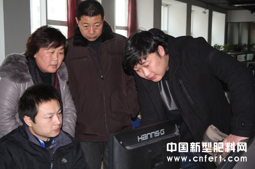 湖旭鄂中化工副总经理代中旭查看临沂肥料信息网后台数据分析.jpg