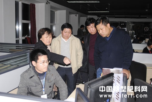 鲁西化工股份有限公司一行观看临沂肥料信息网后台.jpg