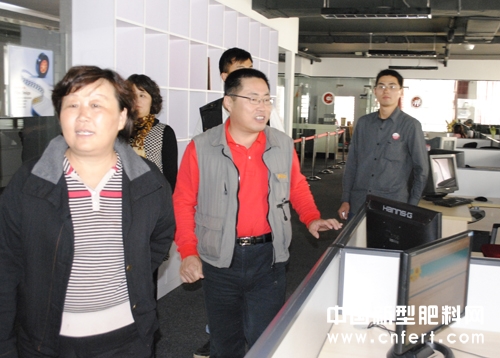 中国化工报社副社长崔学军视察临沂肥料信息网农资运营中心.jpg