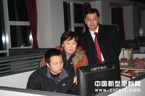 金正大集团副总裁陈宏坤观看临沂肥料信息网后台数据分析演示.jpg