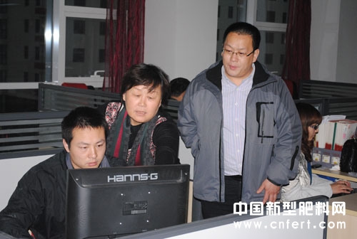 施可丰营销总监程邵珊查看临沂肥料信息网后台数据分析.jpg