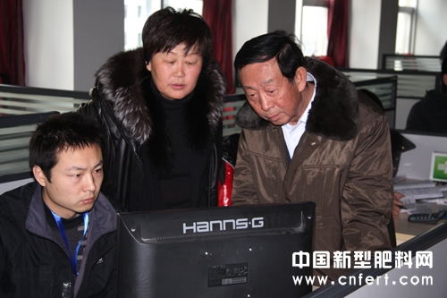 中国磷肥工业行业协会武希彦会长查看临沂肥料信息网后台数据分析.jpg
