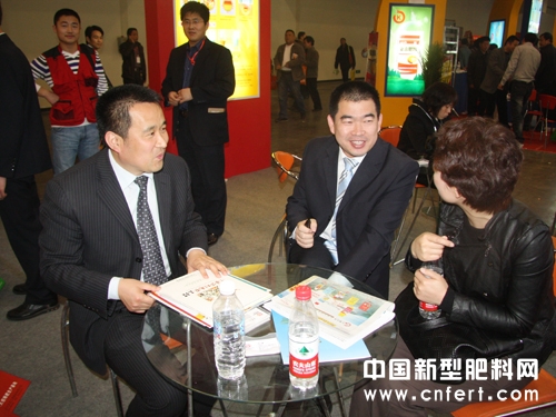 6金正大华中大区销售总监颉红涛同经销商洽谈业务.JPG