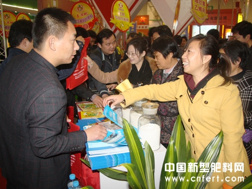 4鲁西化工展位前热闹非凡.JPG