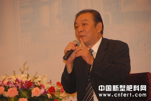 中国化工报社社长郝长江在论坛上发言.JPG