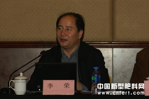 4、全国农技推广中心李荣处长主持会议.jpg