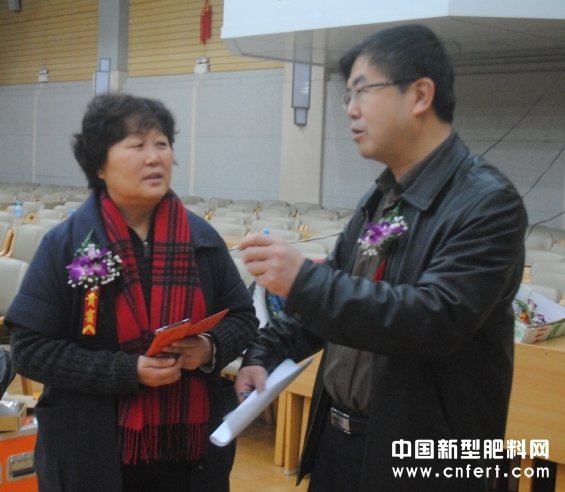 4图为中国华文传媒董事长刘苏华和中国农科院教授张树清交流).jpg
