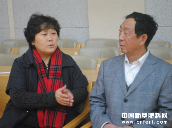 2搭建的不仅仅是农化服务大赛的平台,更是行业内相互交流的平台。(图为华文传媒董事长刘苏华与中国磷肥工业协会名誉理事长武希彦).jpg