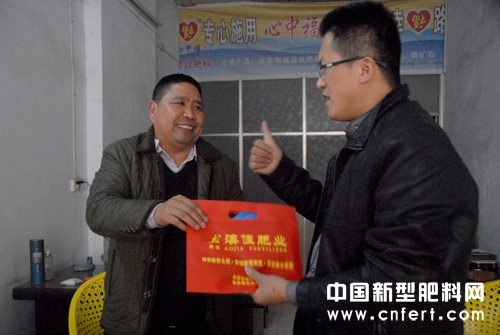 马平有向记者展示其自制宣传品.jpg