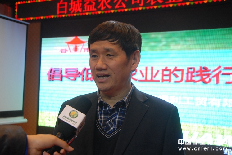 北京绿得利工贸有限公司副总经理信忠民接受记者采访.jpg