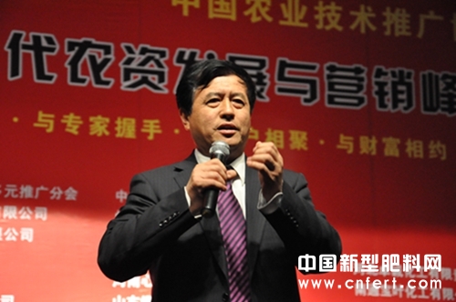 中国农业技术推广协会副会长、中国种子协会蔬菜种子分会会长、北京绿亨科技发展有限公司董事长刘铁斌发表致辞.jpg