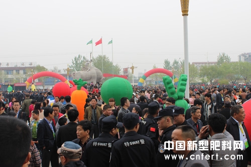 热闹的展会外场.jpg
