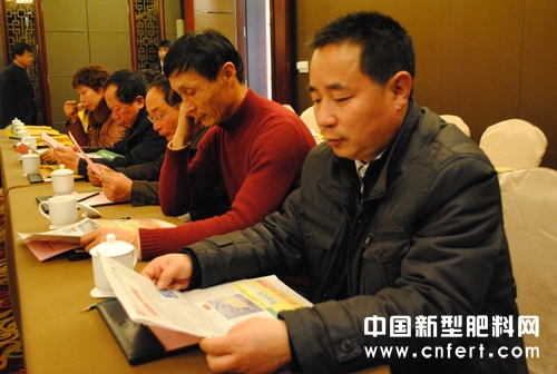 各经销商认真阅读沃夫特宣传资料.jpg