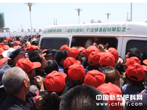 5众多获奖农民现场兑换奖品.JPG