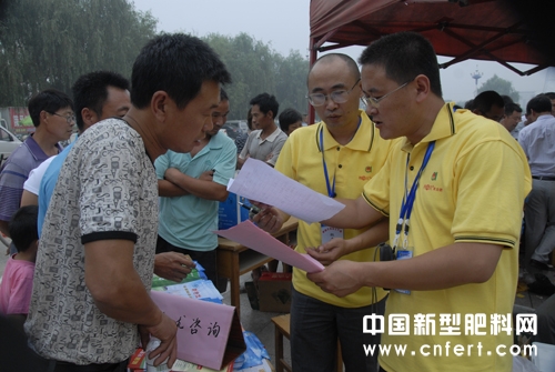 河南省通许县蒜王比赛现场来咨询施肥知识的蒜农络绎不绝.JPG