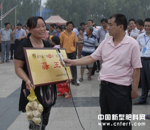 河南省通许县蒜王贾云枝向全县人员公布自己的致富经.JPG