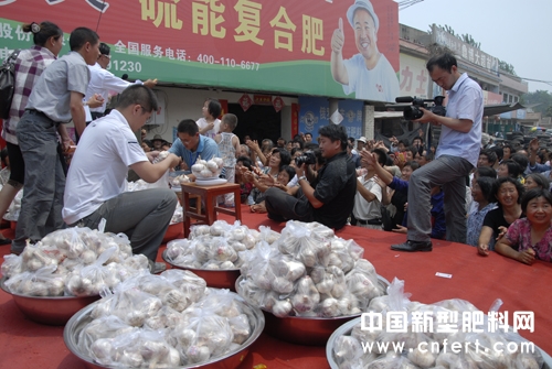 河南省民权县蒜王活动比赛现场.JPG