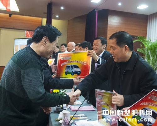 红日阿康总经理徐辑孟为客户颁奖--翟小锋摄.jpg