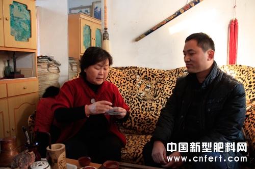 华文传媒董事长刘苏华女士与祥云巨野县经销商丛红地进行交流.jpg